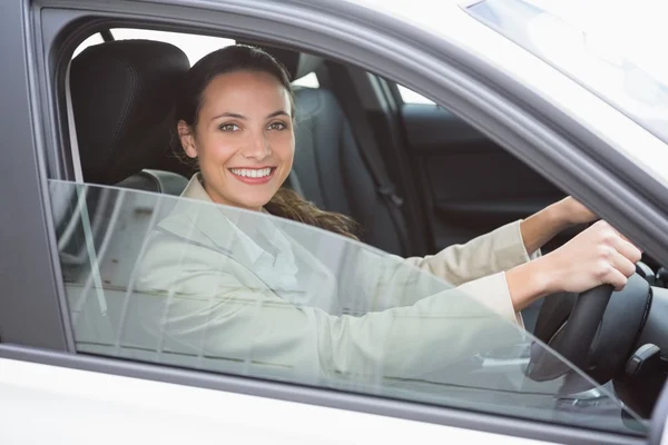 Mooie zakenvrouw glimlachend en rijden — Stockfoto