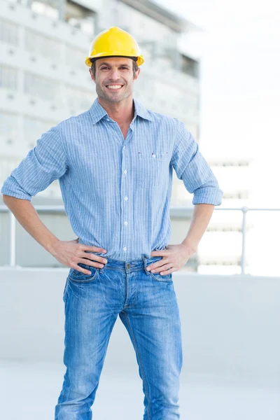 Arquitecto feliz con las manos en las caderas — Foto de Stock