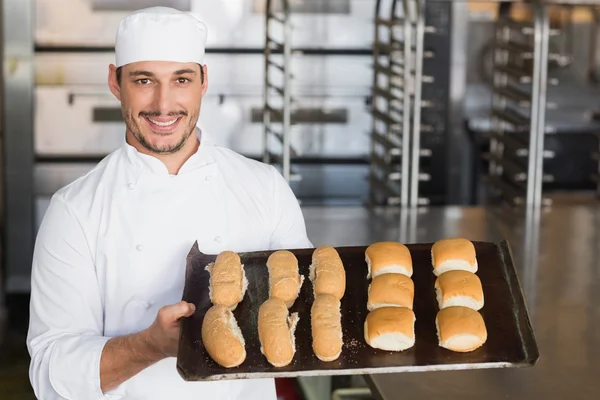 Panadero mostrando bandeja de rollos — Foto de Stock