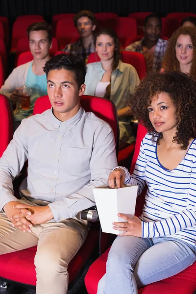 Pareja joven viendo una película — Foto de Stock