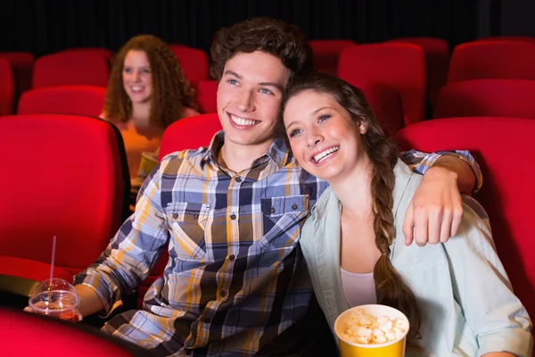 Jeune couple regardant un film — Photo