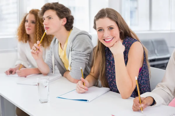 Estudiante de moda sonriendo a la cámara — Foto de Stock