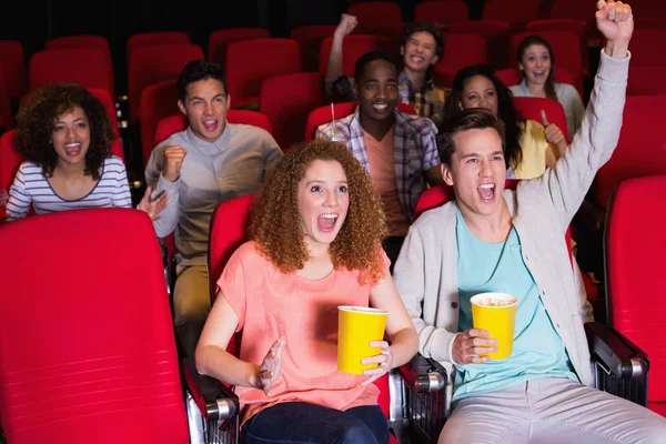 Jonge mensen kijken naar een film — Stockfoto