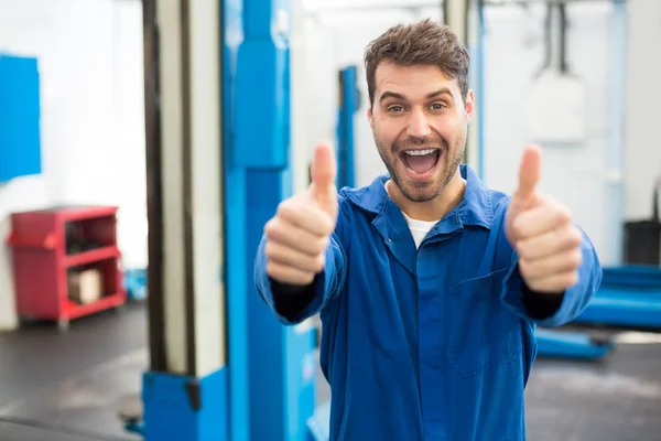 Mecánico sonriente mostrando pulgares hacia arriba — Foto de Stock