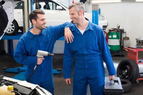 Equipo de mecánicos trabajando juntos — Foto de Stock