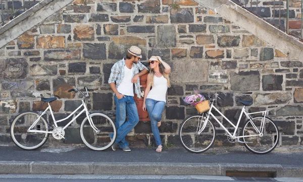 Casal atraente de pé com bicicletas — Fotografia de Stock