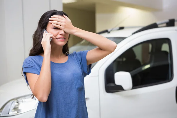 Mulher triste chamando alguém — Fotografia de Stock