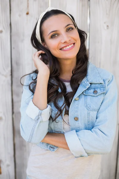 Bastante hipster sonriendo a la cámara — Foto de Stock