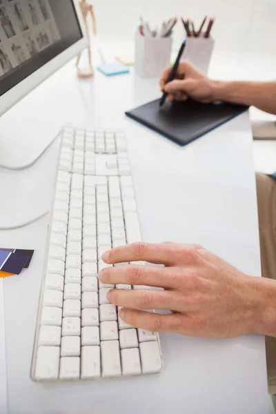 Handen van ontwerper met behulp van computer en digitizer — Stockfoto