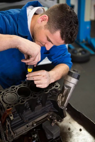 Mecánico trabajando en un motor — Foto de Stock