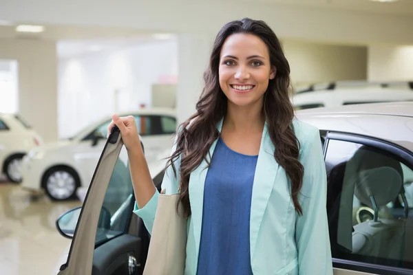 Pretty customer standing next to her car — Stock Photo, Image