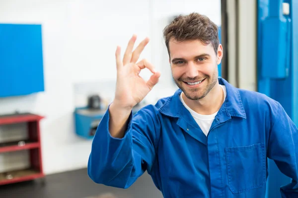 Lachende mechanic weergegeven: ok teken — Stockfoto