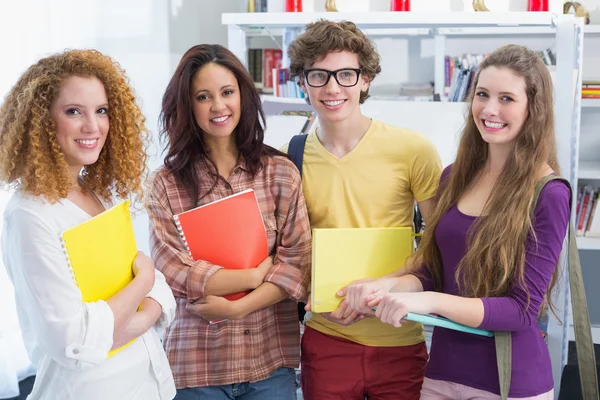 Estudantes sorrindo para a câmera — Fotografia de Stock