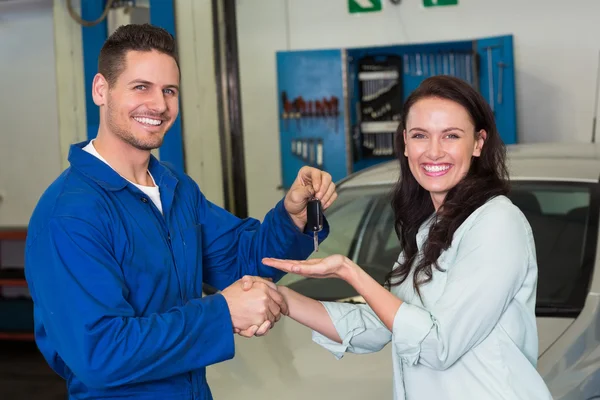 Mechanik a zákazník se usmívá na kameru — Stock fotografie