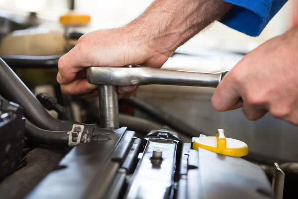 Mecánico trabajando en un motor — Foto de Stock