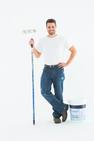 Szczęśliwy człowiek trzyma wałek malarski — Zdjęcie stockowe