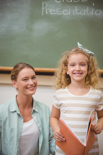 Schattig leerling glimlachen op camera tijdens klasse presentatie — Stockfoto