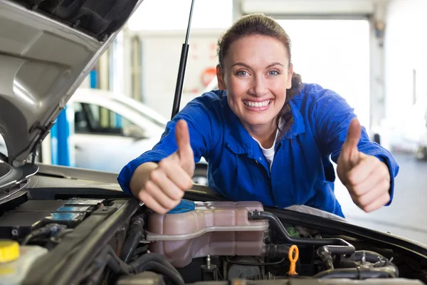 Mechaniker lächelt in die Kamera — Stockfoto