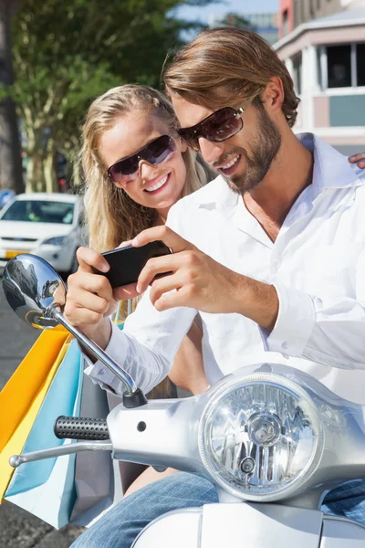 Bonito casal montando uma scooter — Fotografia de Stock