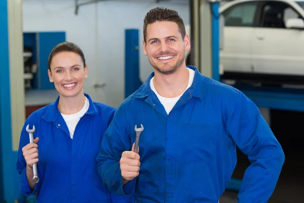 Team van mechanica glimlachen op camera — Stockfoto
