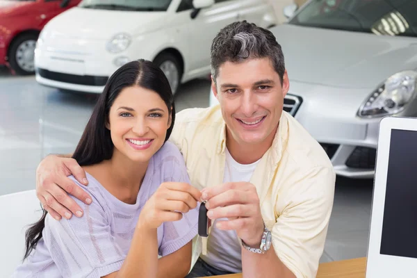 Paar hun nieuwe auto knop ingedrukt — Stockfoto