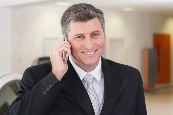 Podnikatel volání mobilním telefonem — Stock fotografie