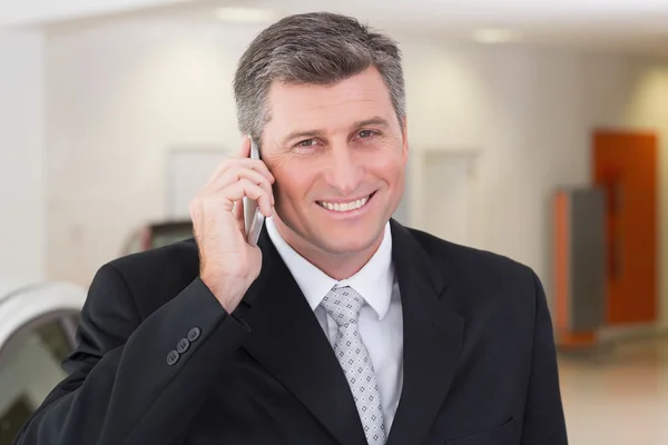 Geschäftsmann telefoniert mit Handy — Stockfoto