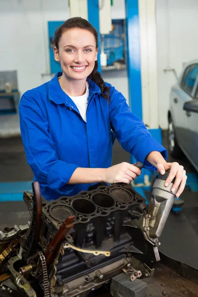 Mechanic glimlachend vaststelling motor — Stockfoto