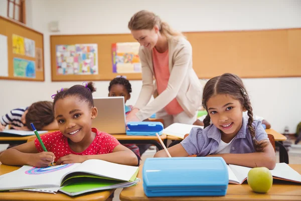 Schattig leerlingen tekenen op Bureau in klas — Stockfoto