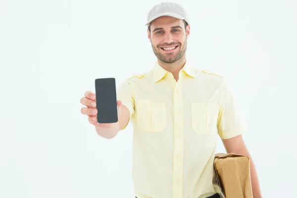Homem de entrega mostrando telefone móvel — Fotografia de Stock