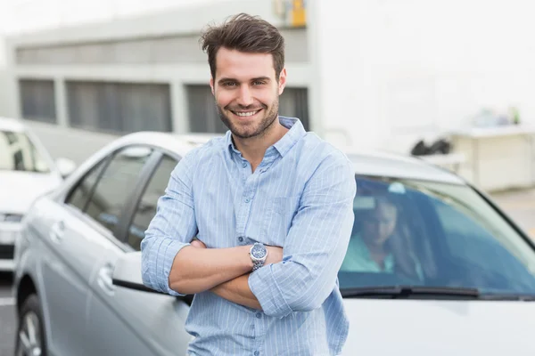 Jeune homme souriant à la caméra — Photo