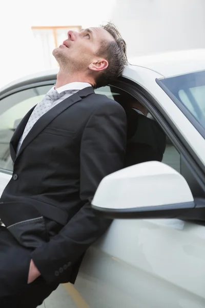 Αναστατωμένος επιχειρηματίας που ακουμπά στο αυτοκίνητό του — Φωτογραφία Αρχείου