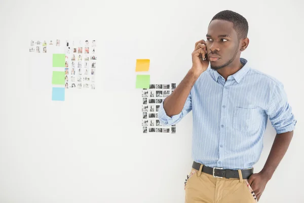 Fokuserad casual affärsman på telefonen — Stockfoto