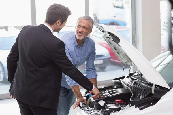 Due uomini che guardano un motore di un'auto — Foto Stock