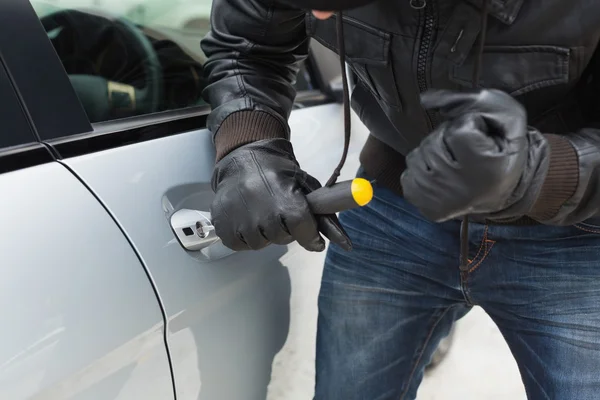 Thief breaking into car with screwdriver — Stock Photo, Image