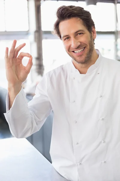 Bäcker lächelt in die Kamera — Stockfoto