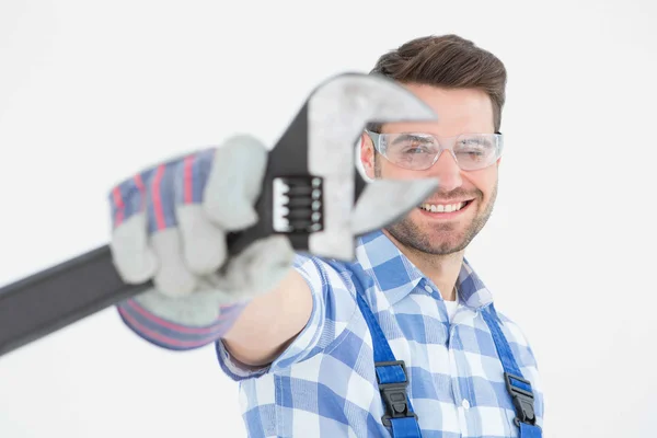 Handyman wearing protective glasses — Stock Photo, Image