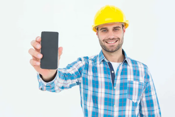 Trabalhador da construção mostrando telefone inteligente — Fotografia de Stock