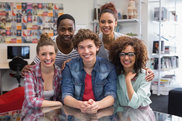 Étudiants de mode souriant à la caméra ensemble — Photo