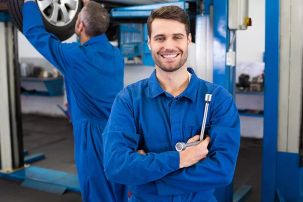 Mechanic smiling at the camera — Stock Photo, Image