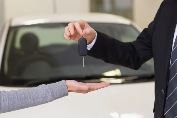 Empresário dando a chave do carro ao cliente — Fotografia de Stock