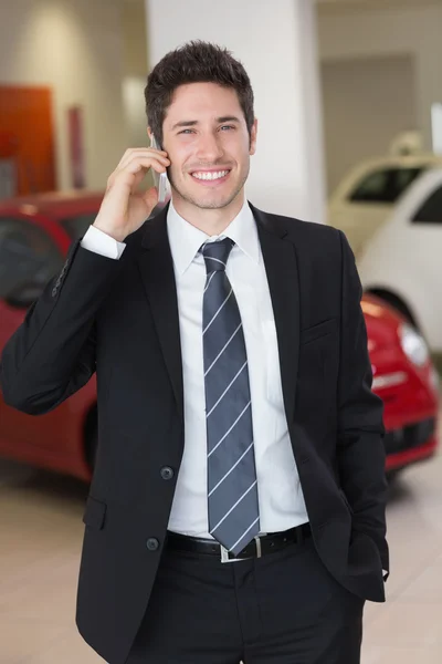 Smiling businessman calling with phone — Stock Photo, Image