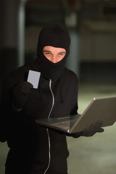 Hacker usando laptop para roubar identidade — Fotografia de Stock