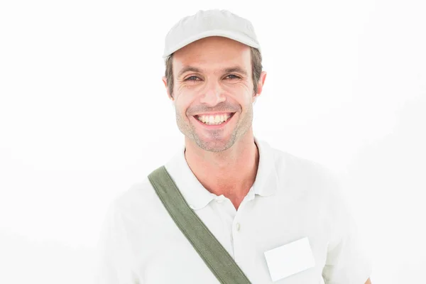 Homem de entrega sorrindo usando boné — Fotografia de Stock