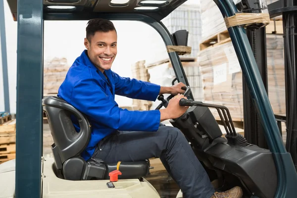 Sürücü işletim forklift makine — Stok fotoğraf