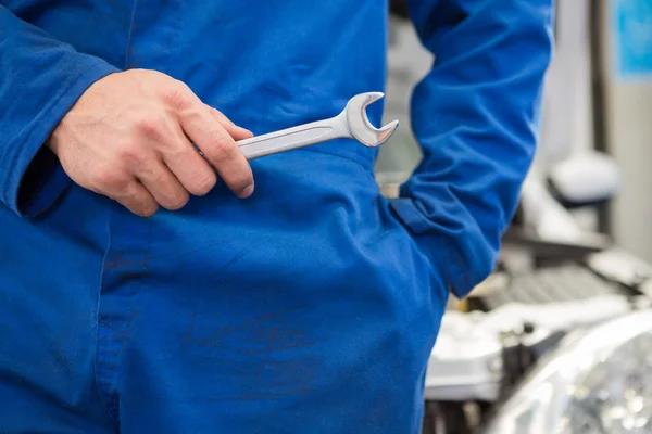 Mechaniker mit Schraubenschlüssel in der Hand — Stockfoto