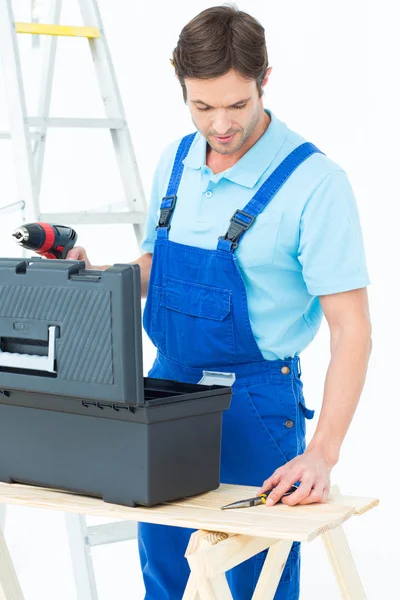 Carpenter removing tools from box — Stock Photo, Image