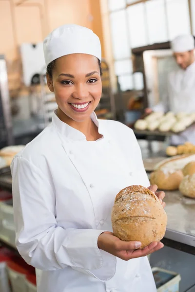 Mooie baker lachend met brood — Stockfoto