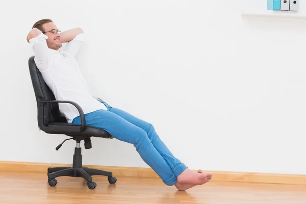 Hombre recostado en silla giratoria — Foto de Stock