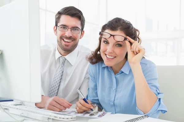 Equipe de negócios feliz com óculos — Fotografia de Stock